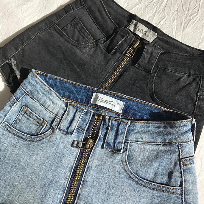 Mandotos Xuan Ya high-waisted denim shorts with hip zipper, casual summer fashion, front view showing stylish fit and details