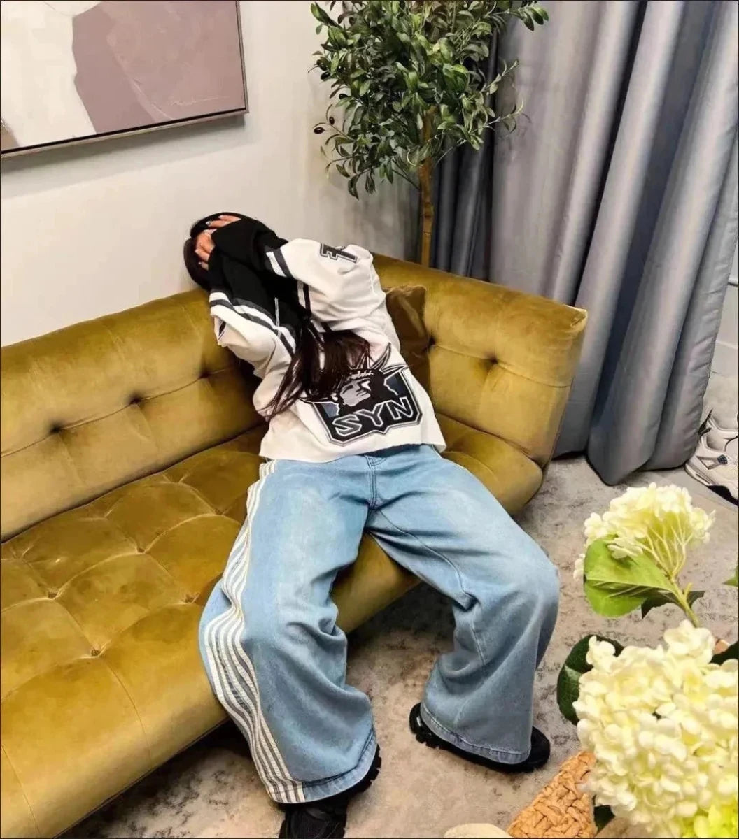 Mandotos Y2K baggy denim jeans with embroidered stripes, wide-leg fit, streetwear style for men and women, casual hip-hop look.